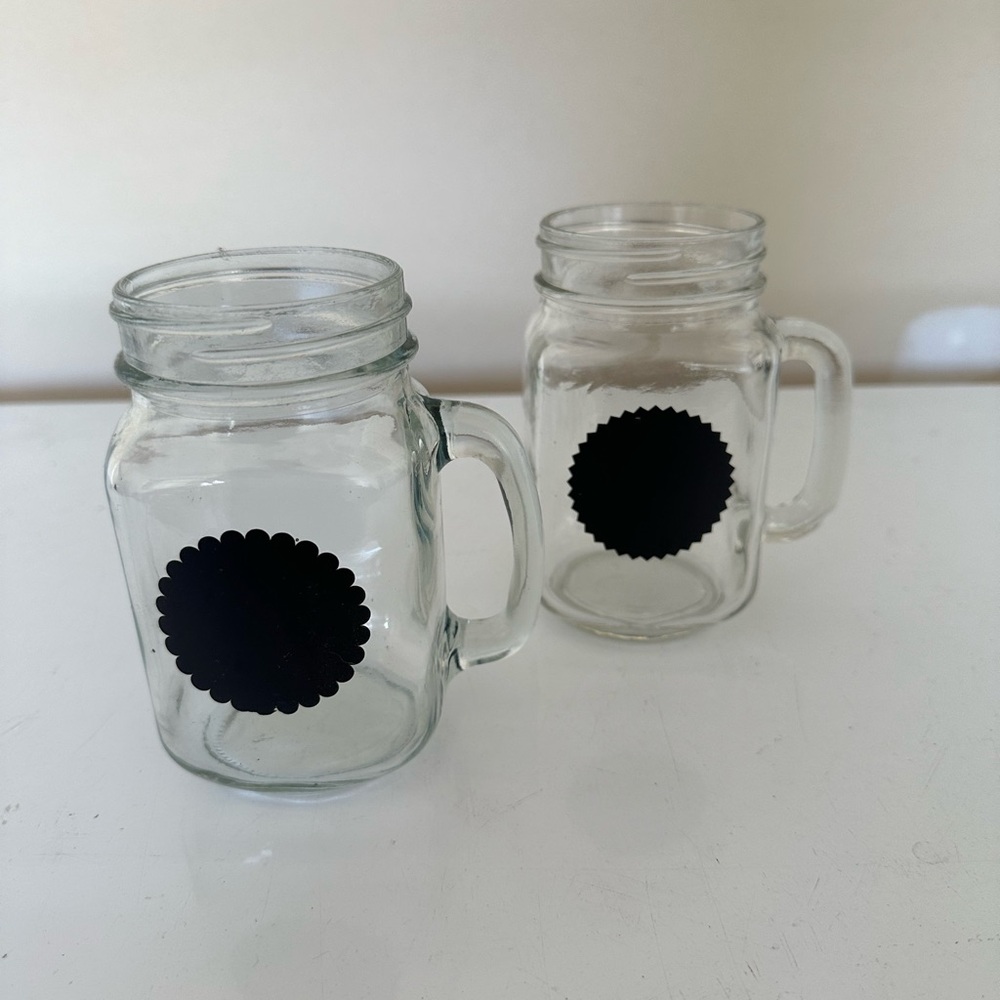 Mason jar glasses with chalk stickers